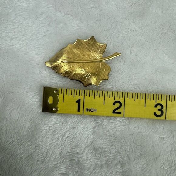 Vintage Gold Tone Leaf Brooch Pin Textured Renaissance Fairycore Nature Artsy - Picture 4 of 5